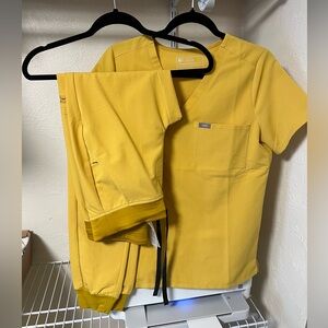 Figs scrub set, yellow, Catarina top S, Zamora Bottom XS tall